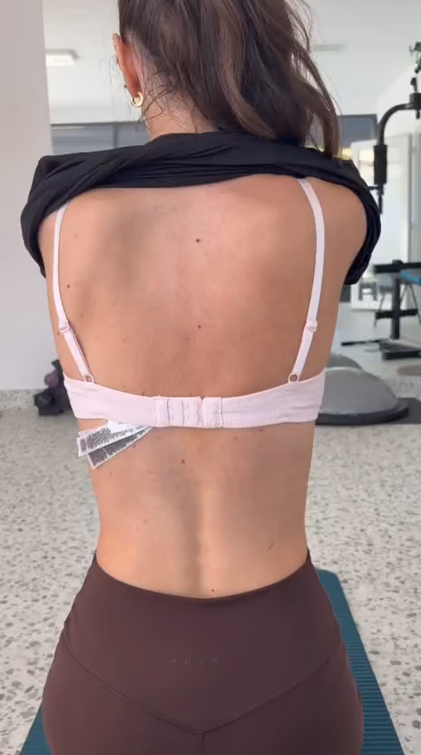 Cadru dintr-o filmare a unei paciente în timpul unui exercițiu de kinetoterapie
