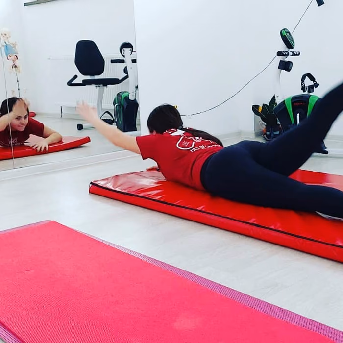 Exerciții de kinetoterapie în sala clinicii, la Fiziokineto Clinic