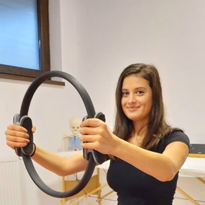 Exerciții cu inel Pilates, la Fiziokineto Clinic